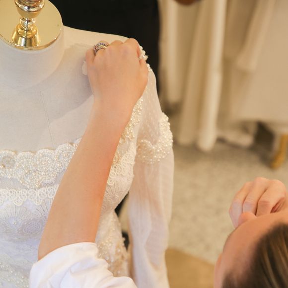 Lethicia mergulhou na simbologia do espaço onde a cerimônia aconteceu — uma capela recheada de imagens de santos, todos presentes de fãs, e vitrais inspirados na Sagrada Família — para traduzir em tecido a fé, as raízes e a história da apresentadora.