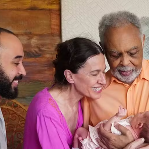 O cantor Gilberto Gil com a bisneta Aurora, filha de Lucas Gil.