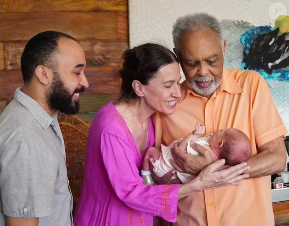 O cantor Gilberto Gil com a bisneta Aurora, filha de Lucas Gil.