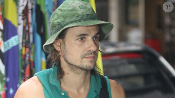 Daniel Erthal circulou pela praia na zona sul carioca, carregando isopor e vendendo bebidas, sem equipe, sem produção e sem privilégios.