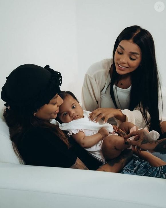 A filha de Ludmilla e Brunna Gonçalves está com 5 meses de vida