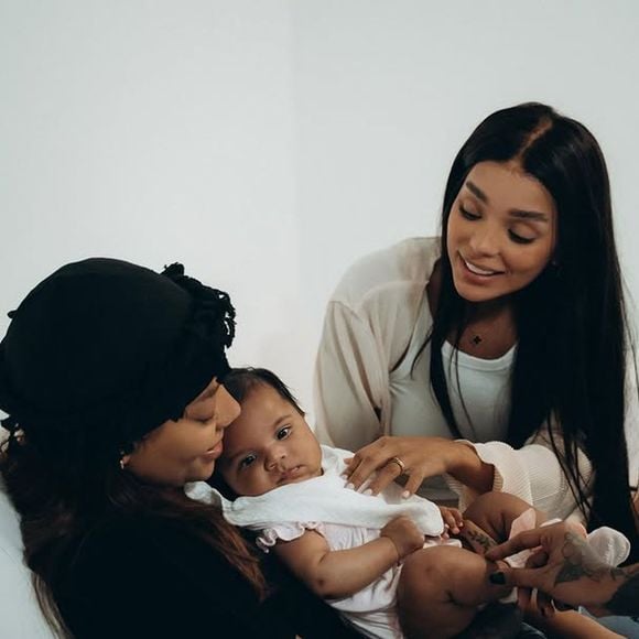 A filha de Ludmilla e Brunna Gonçalves está com 5 meses de vida