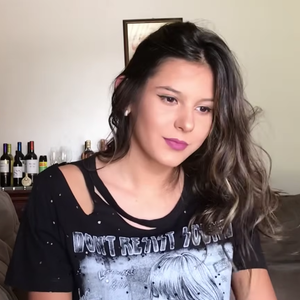 Ana Castela se definiu como 'um Fusca de porta aberta' ao falar sobre a aparência de suas orelhas