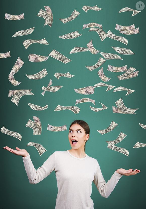 Em vez do clássico branco ou algo em torno do dourado e nude, o tom que desponta como favorito para atrair abundância é o verde-esmeralda, uma cor profunda, energética e historicamente associada à prosperidade, à renovação e ao crescimento financeiro