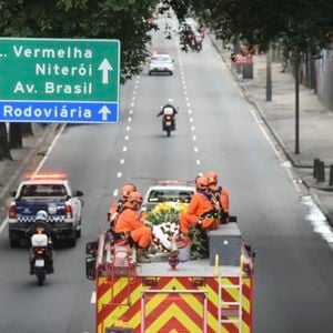 Após o velório, o corpo de Preta Gil seguiu em um cortejo no carro de bombeiros para o Cemitério e Crematório da Penitência, onde a famosa foi cremada
