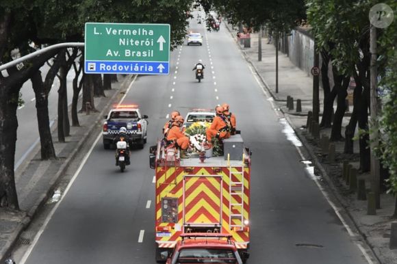 Após o velório, o corpo de Preta Gil seguiu em um cortejo no carro de bombeiros para o Cemitério e Crematório da Penitência, onde a famosa foi cremada