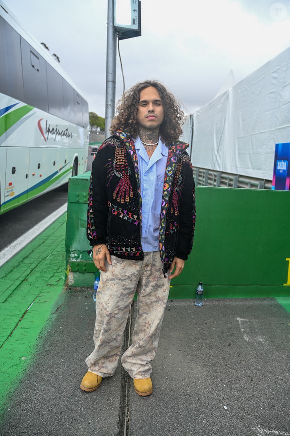 The Town 2025: sempre muito estiloso, Vitão usou e abusou das estampas nas peças do seu look