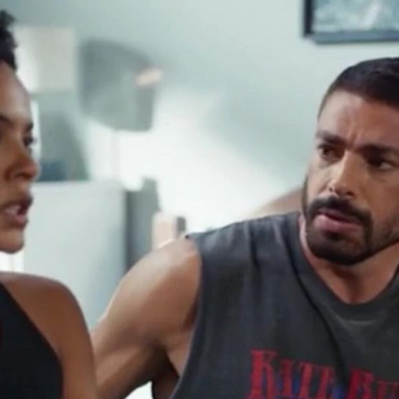 Fátima (Bella Campos) conta a César (Cauã Reymond) que está grávida e o clima esquenta na novela