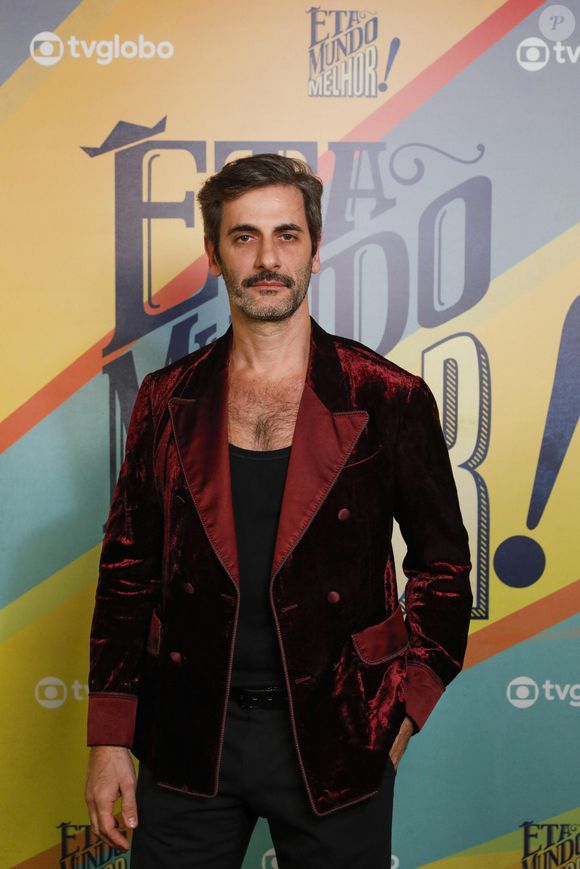 Araújo (Flávio Tolezani) - Advogado, sempre auxiliou na fábrica de sabonetes. É contra os golpes de Celso (Rainer Cadete), mas acaba entrando em um esquema de venda da fábrica com ele para continuar pagando o tratamento de Claudinho, seu filho, no exterior.