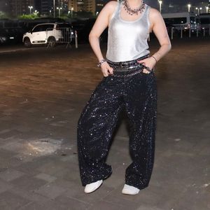 Looks para o The Town 2025: Tatá Estaniecki de brilho da cabeça aos pés com uma combinação de prata e preto