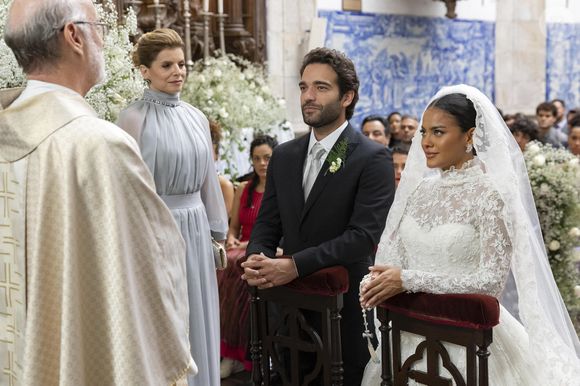A novela ‘Vale Tudo’ exibe, nesta quinta-feira (10), os detalhes do casamento de Maria de Fátima (Bella Campos) e Afonso Roitman (Humberto Carrão)