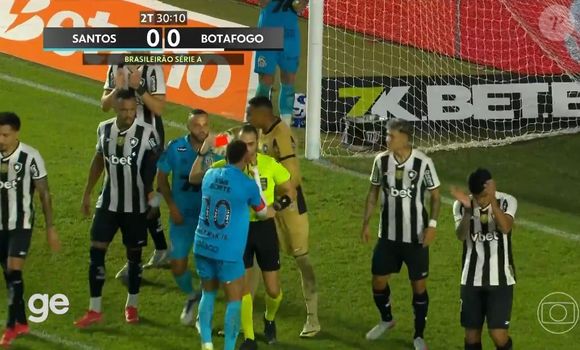 O gol de Neymar foi anulado e o jogador levou cartão vermelho