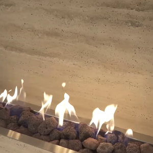 Casa de Simone Mendes tem lareira automatizada com controle remoto