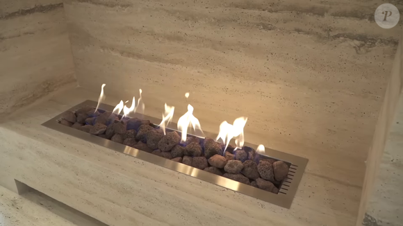 Casa de Simone Mendes tem lareira automatizada com controle remoto