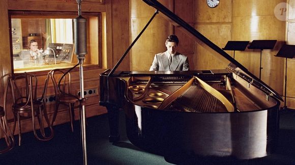 Muito lembrado por sua atuação em "O Pianista", Adrien Brody ganhou o primeiro Oscar de sua carreira aos 29 anos pela profundidade com que interpretou o protagonista do filme, um jovem músico polonês tentando sobreviver à Segunda Guerra Mundial.