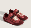 O modelo que entrou no meu radar é o Super Lowpro Satin Crimson, da Vans. Com perfil baixo, bico redondo e cabedal em couro, o calçado aposta em uma silhueta discreta, mas com personalidade suficiente para tirar as combinações do óbvio