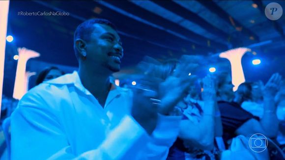 Xamã foi flagrado apaixonado olhando para sua namorada, a atriz Sophie Charlotte, no palco com Roberto Carlos