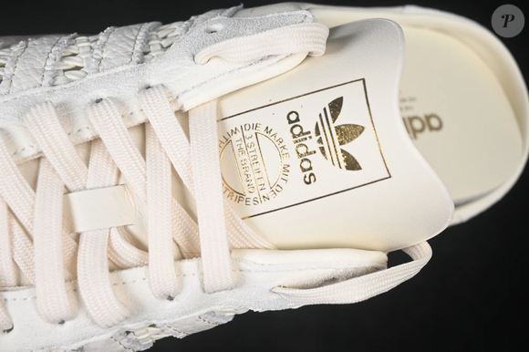 Para quem gosta de tênis clássicos, mas procura uma alternativa diferente, o Samba Mule Woven Crew 'White' aparece como uma releitura sofisticada e contemporânea do modelo tradicional