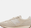 Com perfil baixo, acabamento premium e inspiração retrô, o New Balance 471 promete ser o tênis curinga para combinar com bermudas de linho, saias midi e vestidos.