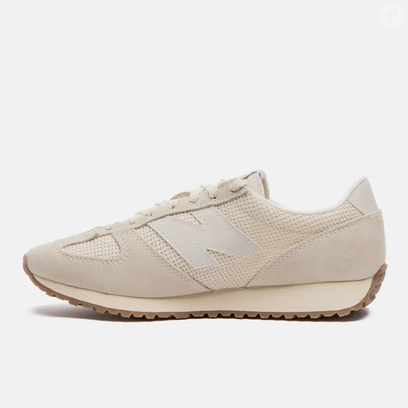 Com perfil baixo, acabamento premium e inspiração retrô, o New Balance 471 promete ser o tênis curinga para combinar com bermudas de linho, saias midi e vestidos.