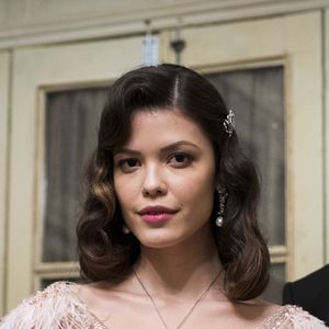 Vitória Strada dividiu a novidade com os fãs no Instagram Stories: 'Quem viu a novela sabe que tinha um quadro da Julia Castelo pintado pelo Danilo, nua, de costas, toda posuda ela. E eu ganhei esse quadro!'