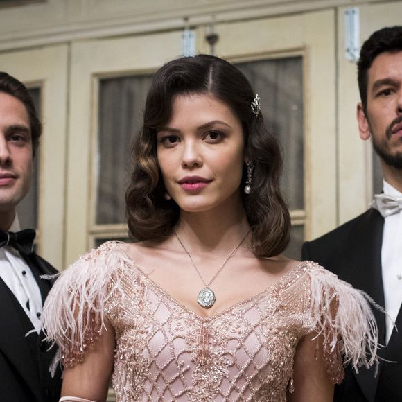 Vitória Strada dividiu a novidade com os fãs no Instagram Stories: 'Quem viu a novela sabe que tinha um quadro da Julia Castelo pintado pelo Danilo, nua, de costas, toda posuda ela. E eu ganhei esse quadro!'