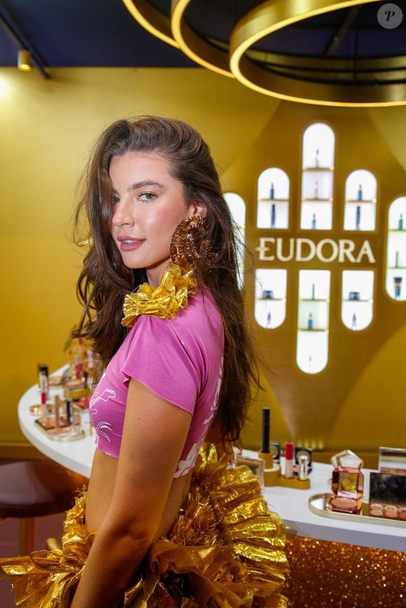 Alanis Guillen valorizou o cabelo longo em produção: atriz foi convidada de Eudora para o Carnaval de Salvador