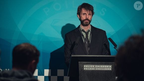 Em 'Dept. Q', Carl Morck é um policial brilhante, porém desastroso, que é transferido para o Departamento Q
