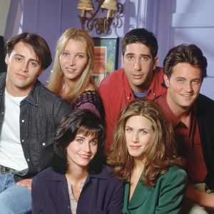 20 anos após fim de 'Friends', Mônica Geller mantém seu legado fashion: 20 fotos dos looks icônicos de Courtney Cox na série