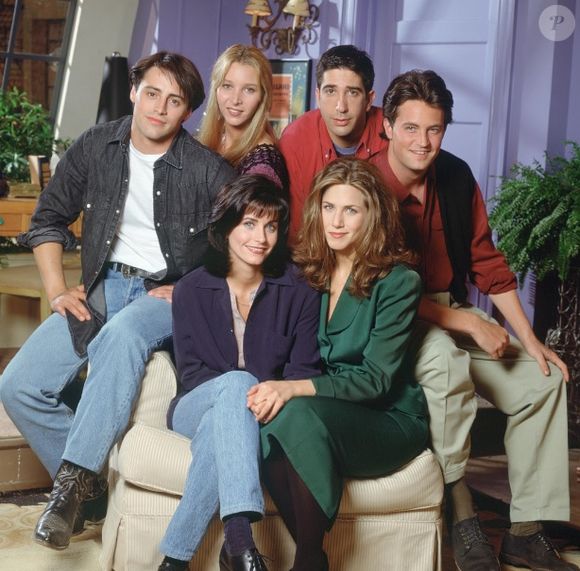 20 anos após fim de 'Friends', Mônica Geller mantém seu legado fashion: 20 fotos dos looks icônicos de Courtney Cox na série