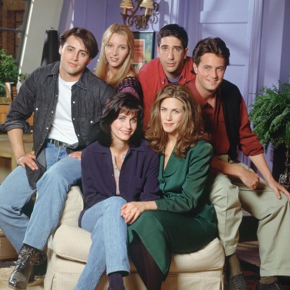 20 anos após fim de 'Friends', Mônica Geller mantém seu legado fashion: 20 fotos dos looks icônicos de Courtney Cox na série