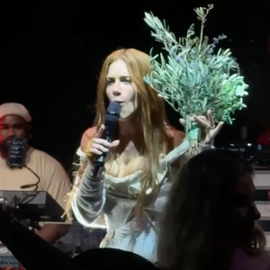 Giovanna Ewbank fez o famoso momento de jogar o buquê para seus convidados