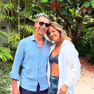 César Tralli e Ticiane Pinheiro apareceram sorridentes e com roupas despojadas durante as férias na Bahia.