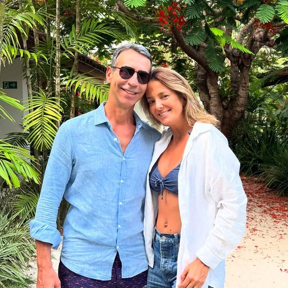 César Tralli e Ticiane Pinheiro apareceram sorridentes e com roupas despojadas durante as férias na Bahia.