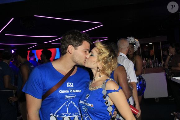Carnaval 2025 com beijo de Lorena Comparato no namorado