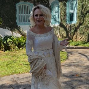 Ana Maria Braga renovou votos em clima de festa junina