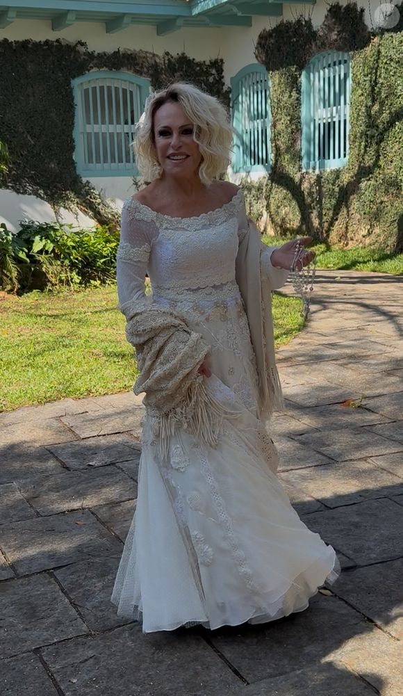 Ana Maria Braga renovou votos em clima de festa junina