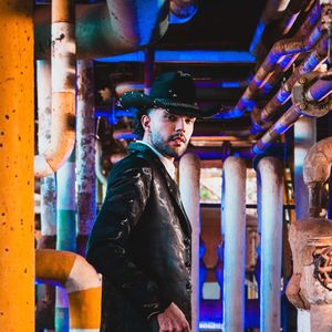 Luan Pereira canta no refrão: ‘Ela me golpeou e me deixou na bad, levou meu cartão e minha internet, apostar em você é pior do que apostar na bet’