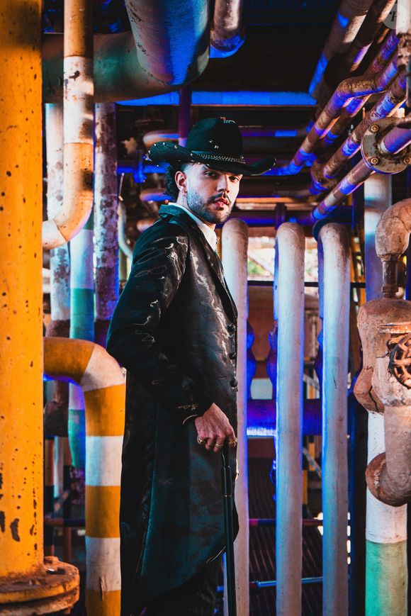 Luan Pereira canta no refrão: ‘Ela me golpeou e me deixou na bad, levou meu cartão e minha internet, apostar em você é pior do que apostar na bet’