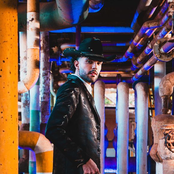 Luan Pereira canta no refrão: ‘Ela me golpeou e me deixou na bad, levou meu cartão e minha internet, apostar em você é pior do que apostar na bet’