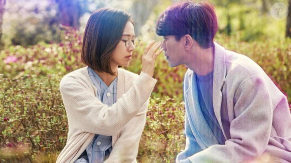 'My Holo Love': uma mulher solitária se apaixona elo criador de uma inteligência artificial com aparência humana, mas o romance vira um trisal