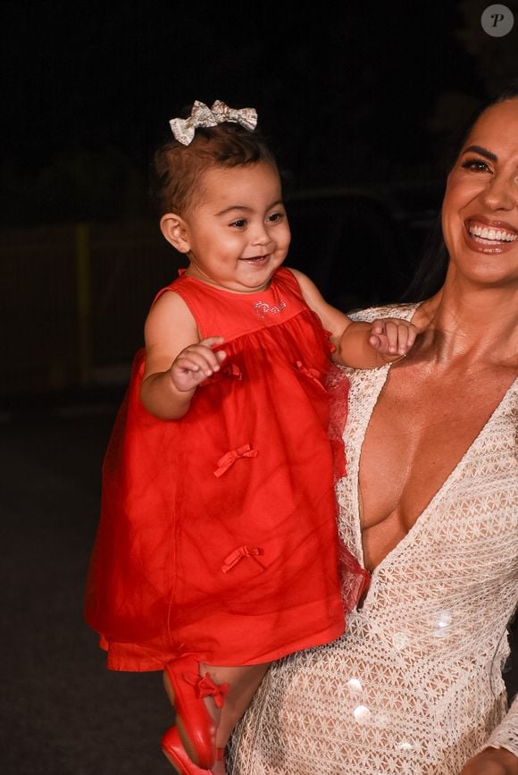 Filha de Zezé Di Camargo e Graciele Lacerda, Clara brincou com fotógrafos ao chegar ao SBT