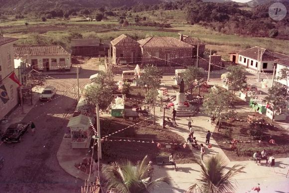 Globo ergueu cidade cenográfica para a novela 'Roque Santeiro' com praça, igreja, prefeitura e estátua ao mártir