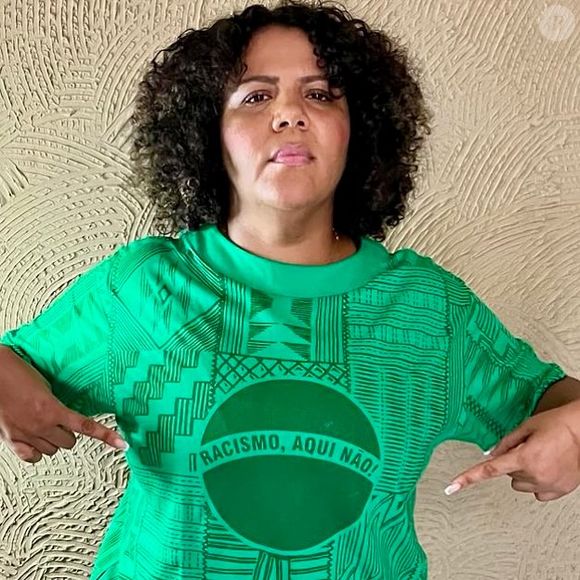 Mani Reggo costumava usar seu cabelo cacheado mais curto, na cor natural