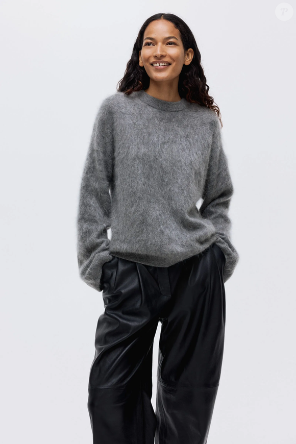 Com proposta clássica e tonalidade neutra, o suéter de cashmere penteado cinza da H&M combina com calças bege e tênis brancos em produções versáteis para diferentes ocasiões