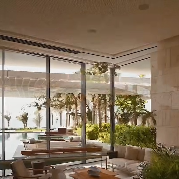 Mansão localizada na Jumeirah Bay Island exemplifica o padrão das propriedades ultraluxuosas da região, com piscinas panorâmicas, acesso privativo e arquitetura moderna