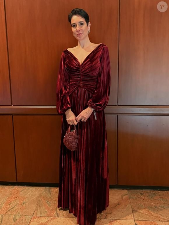 Natasha Dantas brilha em vestido de veludo artesanal da marca carioca The Lilie; produção sofisticada no Emmy