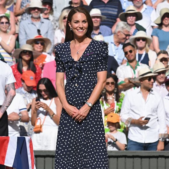 Kate Middleton usou um vestido longo azul-marinho de bolinhas brancas da estilista Alessandra Rich, com gola estilo marinheiro e laço frontal
