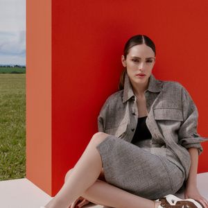 Bem diferente da realidade Isabelle Drummond destaca força do figurino de Naiane na ficção e reforça contraste: 'Tudo nela é pensado para chamar atenção.'