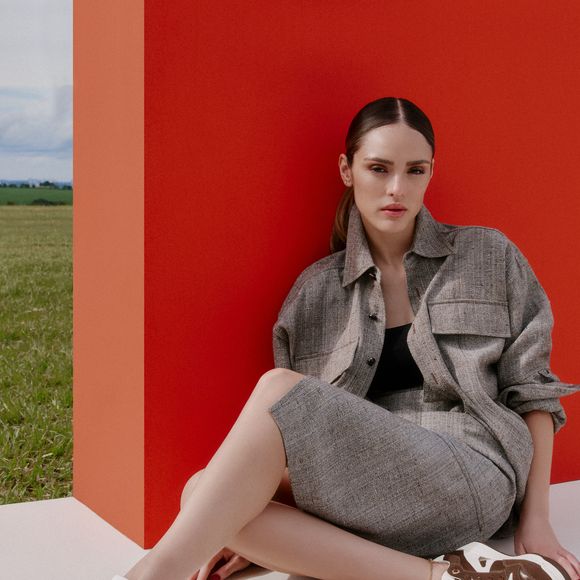 Bem diferente da realidade Isabelle Drummond destaca força do figurino de Naiane na ficção e reforça contraste: 'Tudo nela é pensado para chamar atenção.'